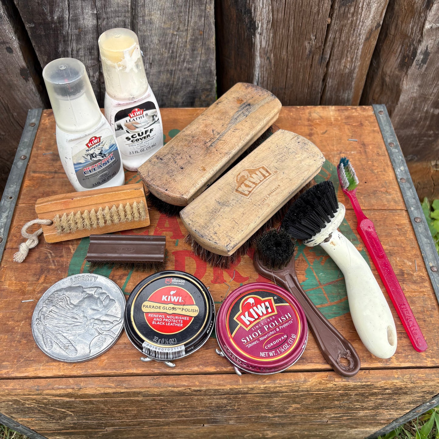 【USA Vintage】 KIWI Wooden Shoe Shine Box