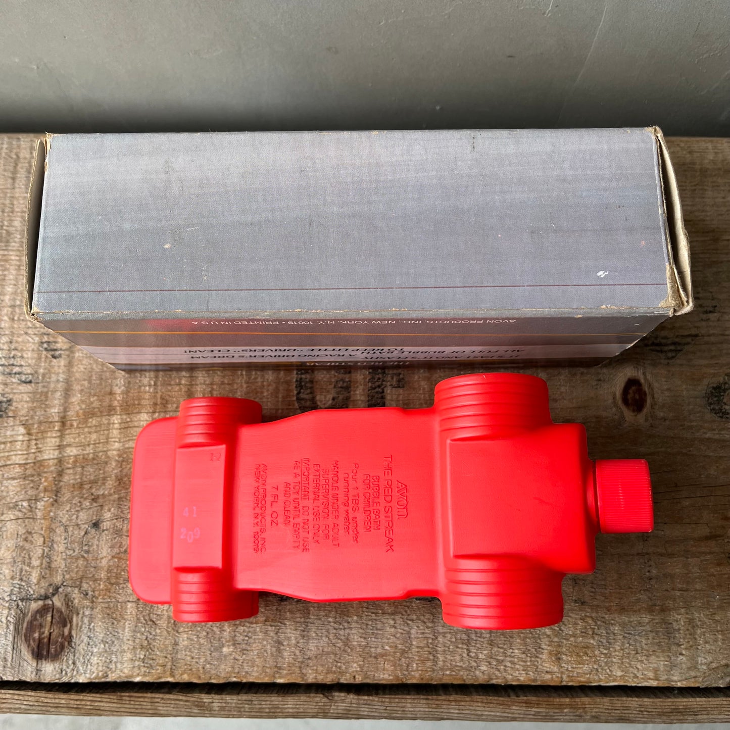 【1979 USA vintage】
AVON THE RED STREAK BUBBLE BATH Bottle