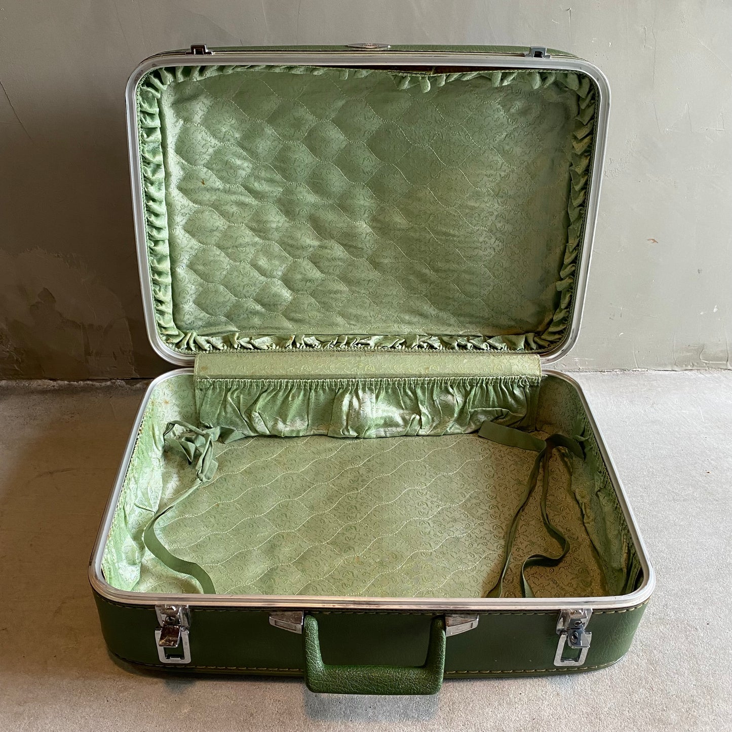 【1970s USA vintage】sears featherlite suitcase