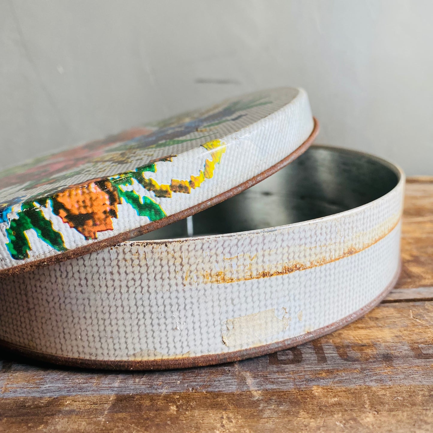 【vintage】TIN缶 花 ラウンド