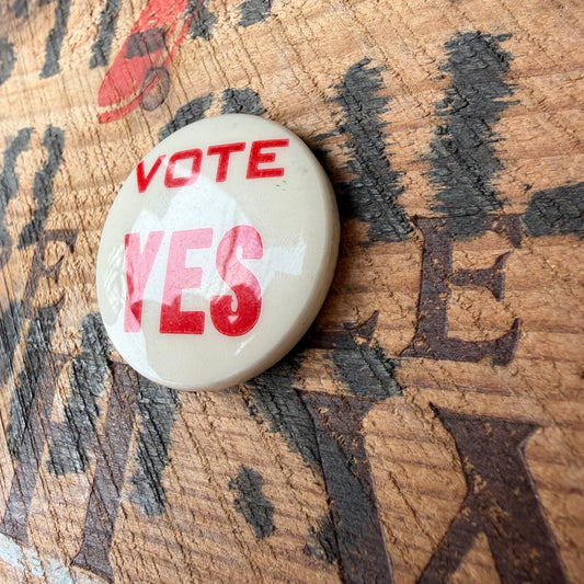 【USA vintage】VOTE YES Union Made Political Pinback Button