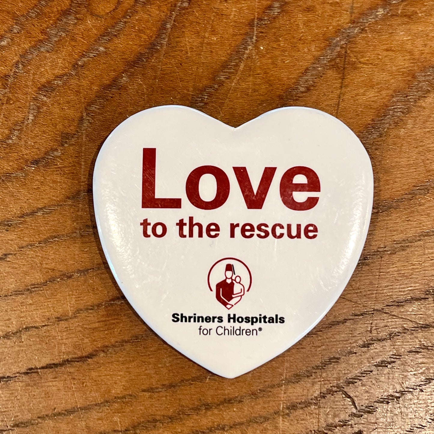 【USA vintage】缶バッジ Love to the rescue