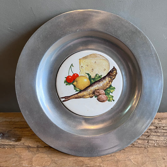 【PEW TA REX】ピューター プレート型壁掛け お魚とチーズ