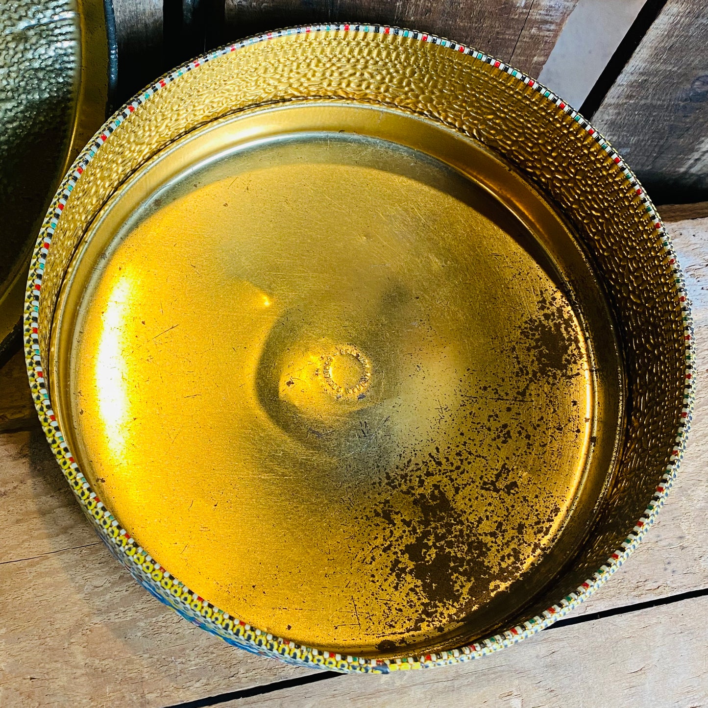 【Holland vintage】アンティーク 花 ラウンド エンボス缶 ②