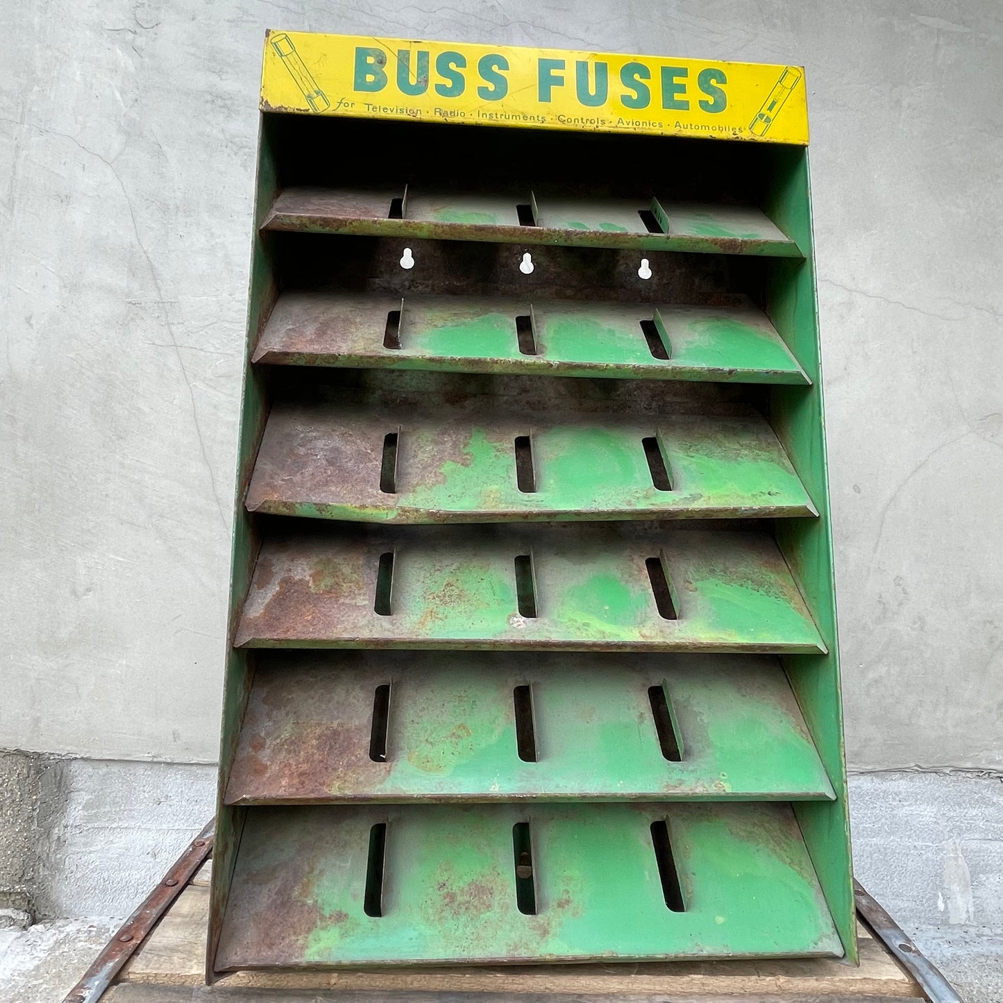 【USA vintage】 Buss Fuses メタルラック ディスプレイ ウォールラック