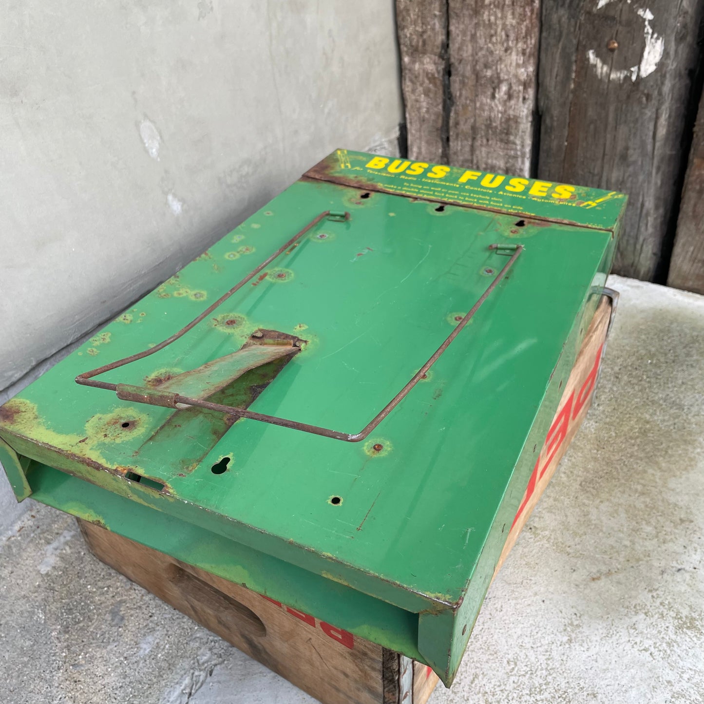 【USA vintage】 Buss Fuses メタルラック ディスプレイ ウォールラック