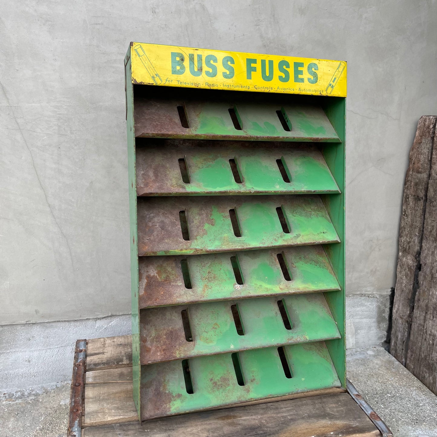 【USA vintage】 Buss Fuses メタルラック ディスプレイ ウォールラック