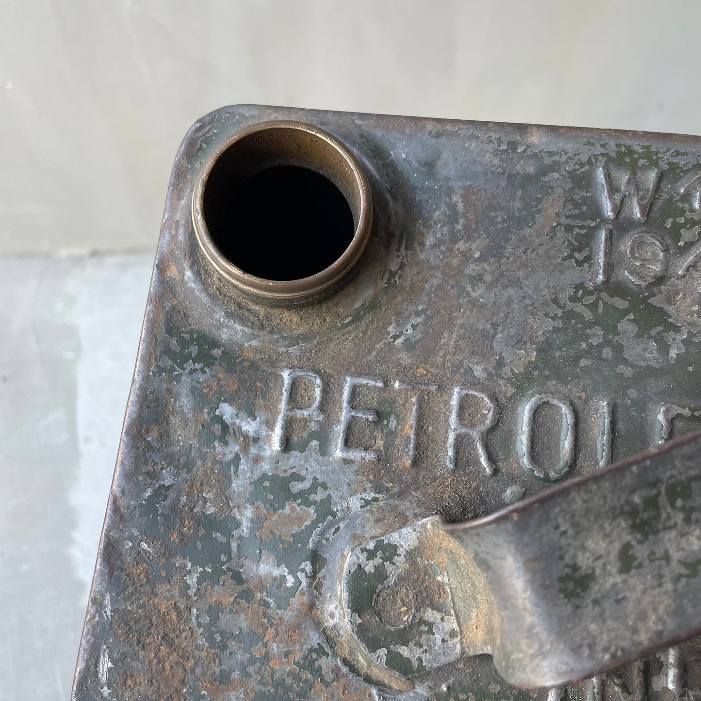【British vintage】Petroleum Spirit Highly Flammable 石油缶 2ガロン