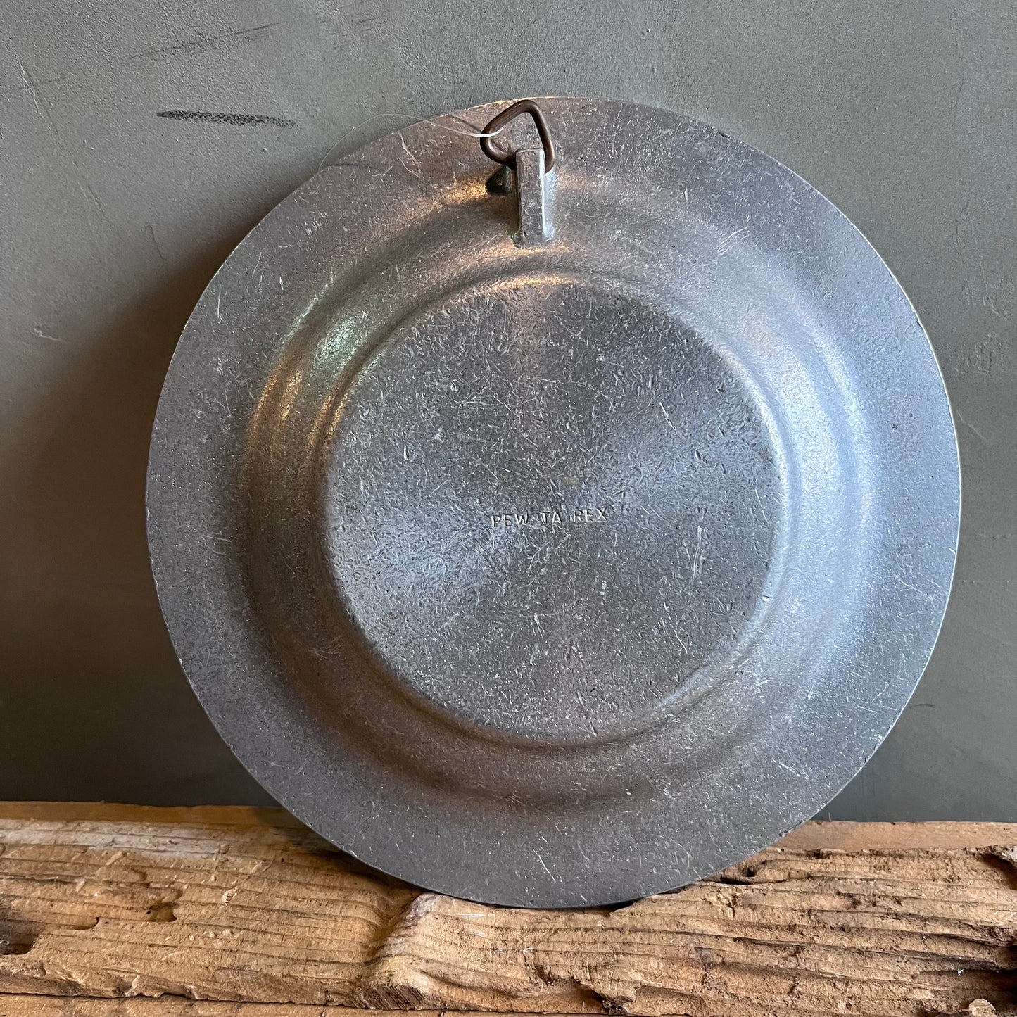 【PEW TA REX】ピューター プレート型壁掛け お魚とチーズ