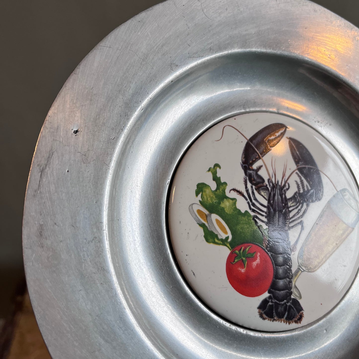 【PEW TA TEX】ピューター プレート型壁掛け ロブスターとビール