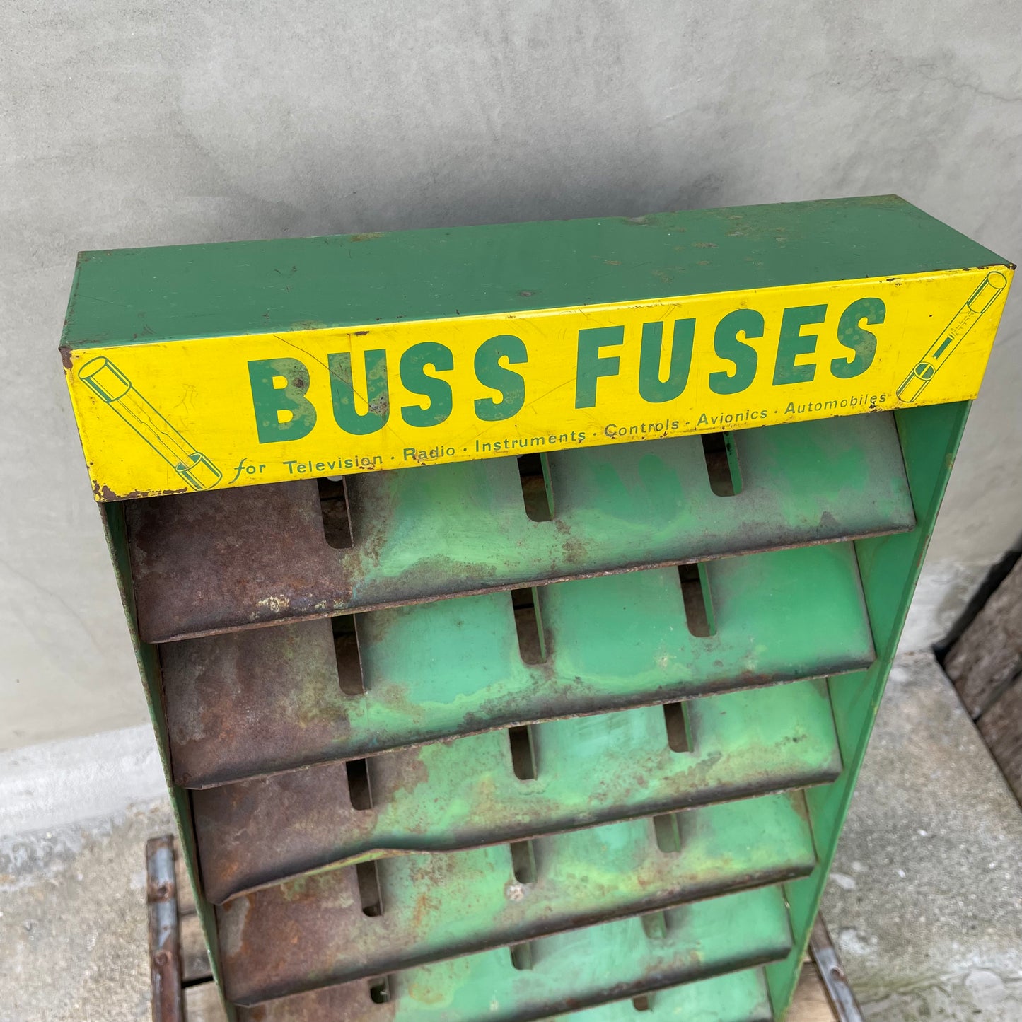 【USA vintage】 Buss Fuses メタルラック ディスプレイ ウォールラック