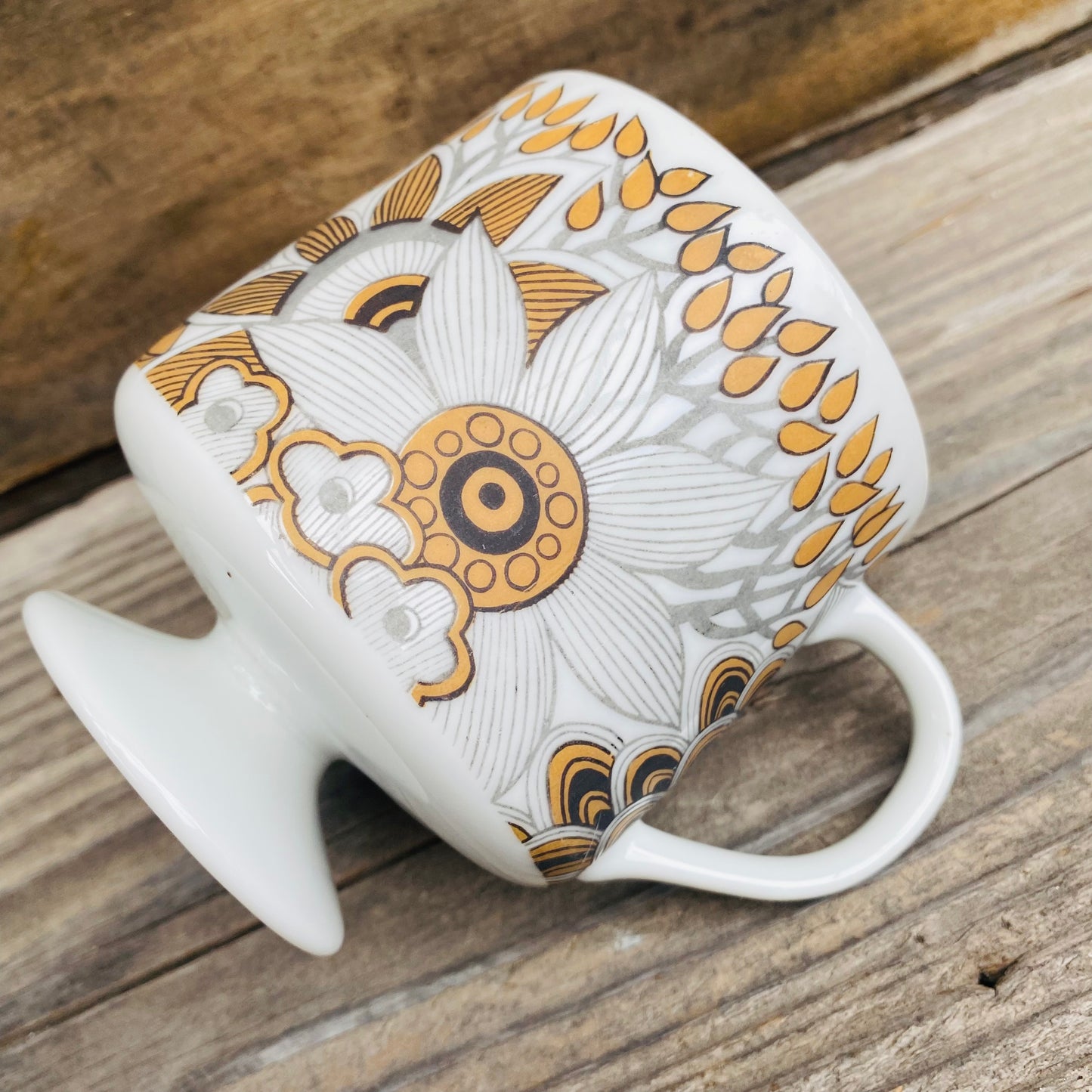 【1968 vintage】レトロ 花柄 足付きマグカップ ベージュ