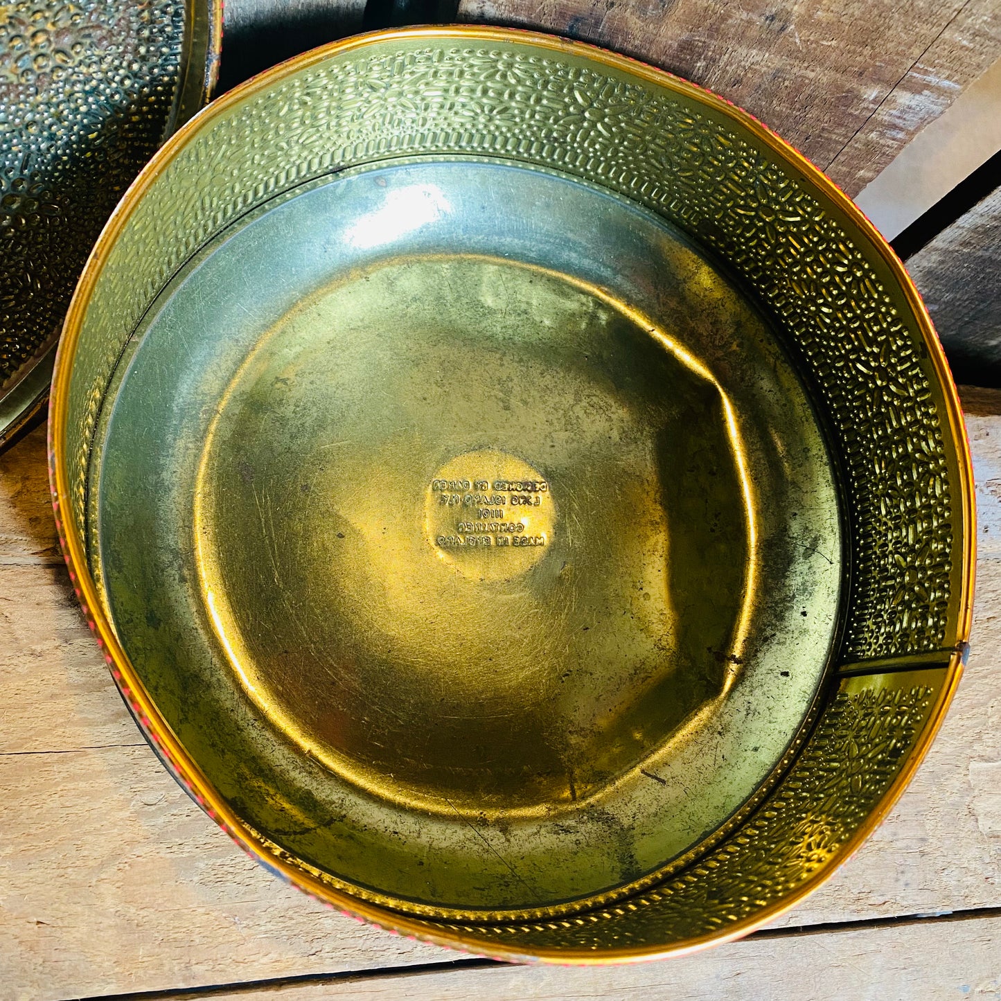 【England vintage】アンティーク 花 ラウンド エンボス缶 ③