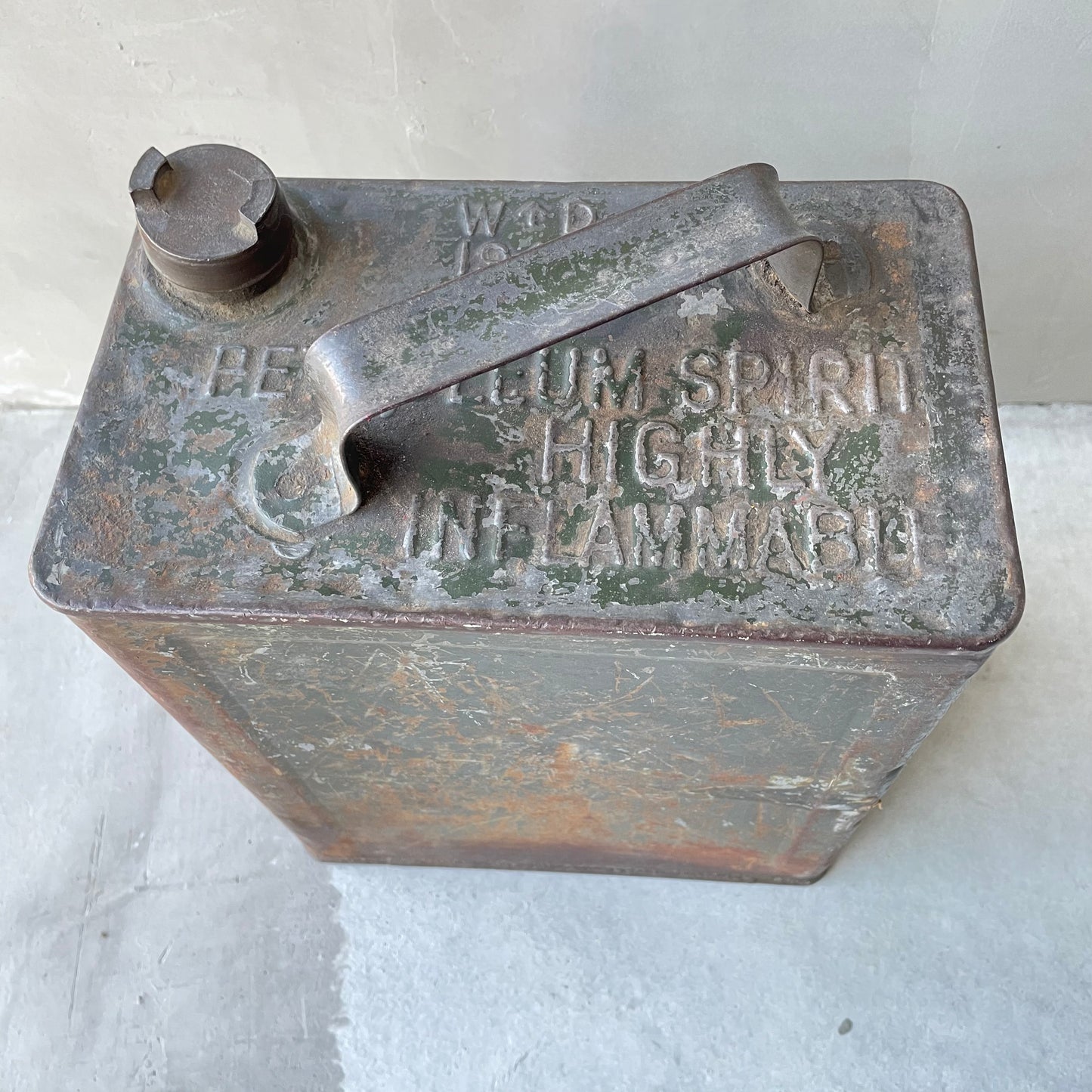 【British vintage】Petroleum Spirit Highly Flammable 石油缶 2ガロン