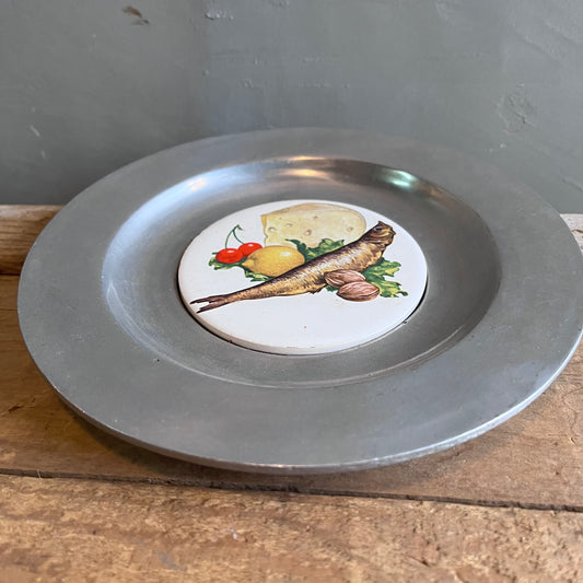 【PEW TA REX】ピューター プレート型壁掛け お魚とチーズ