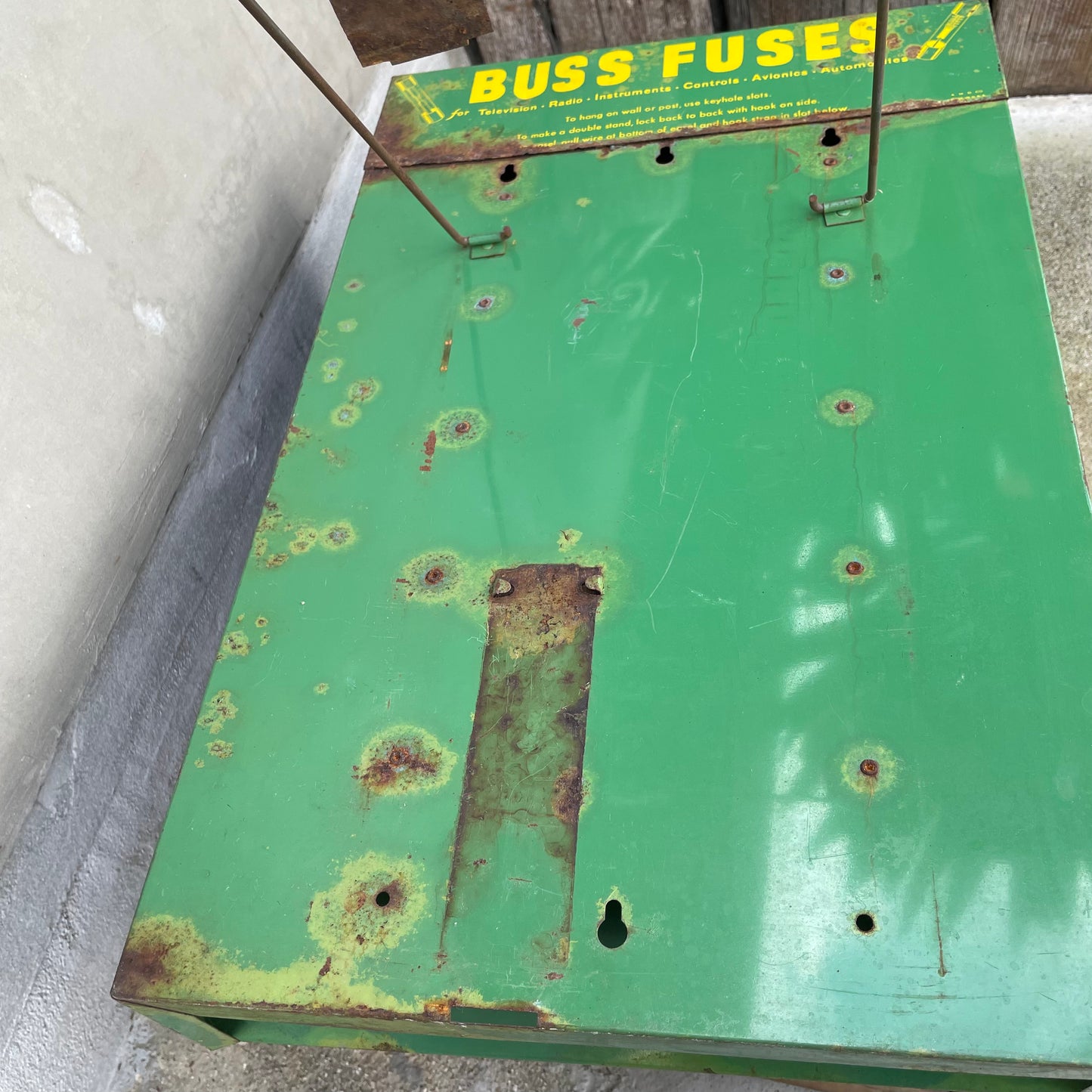 【USA vintage】 Buss Fuses メタルラック ディスプレイ ウォールラック