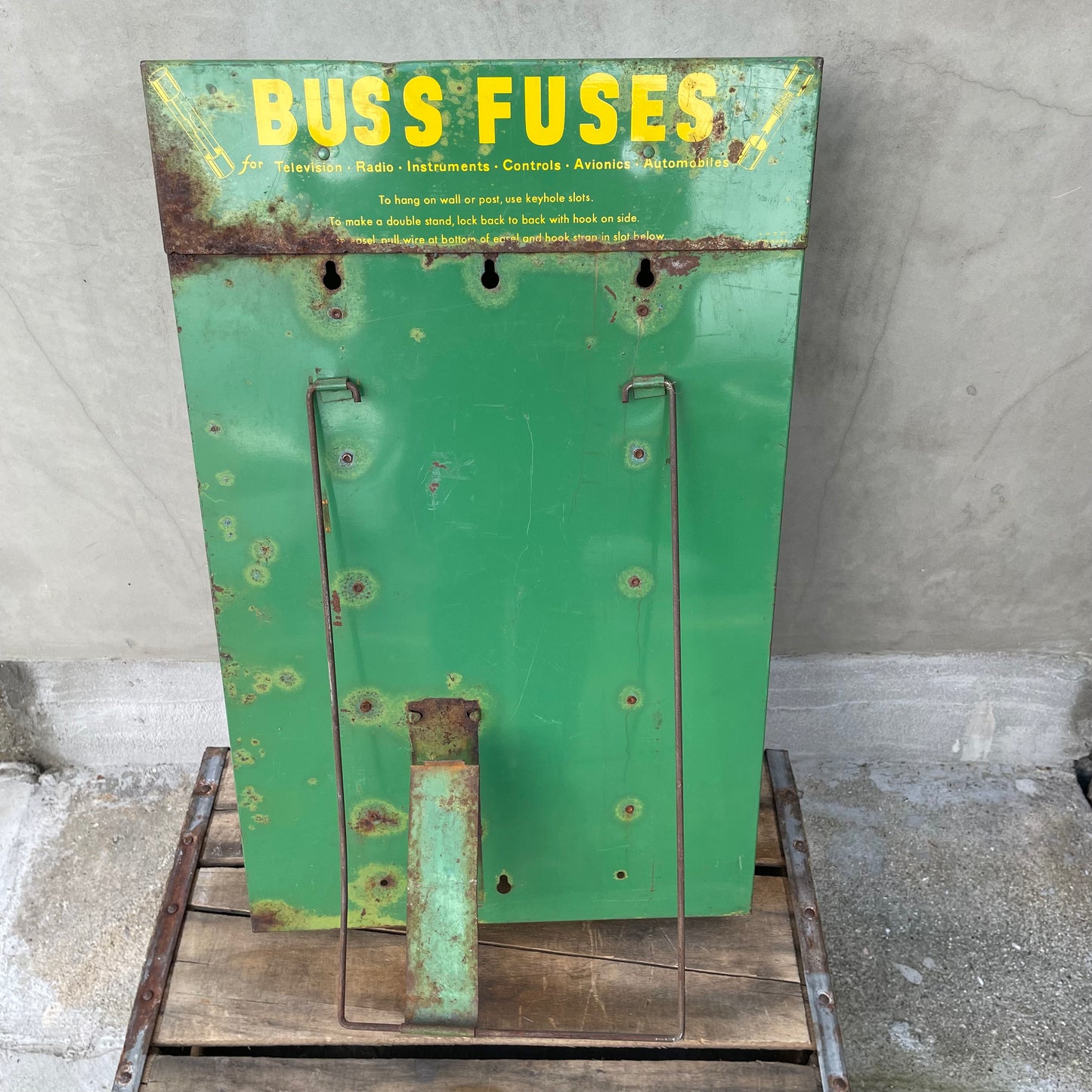 【USA vintage】 Buss Fuses メタルラック ディスプレイ ウォールラック