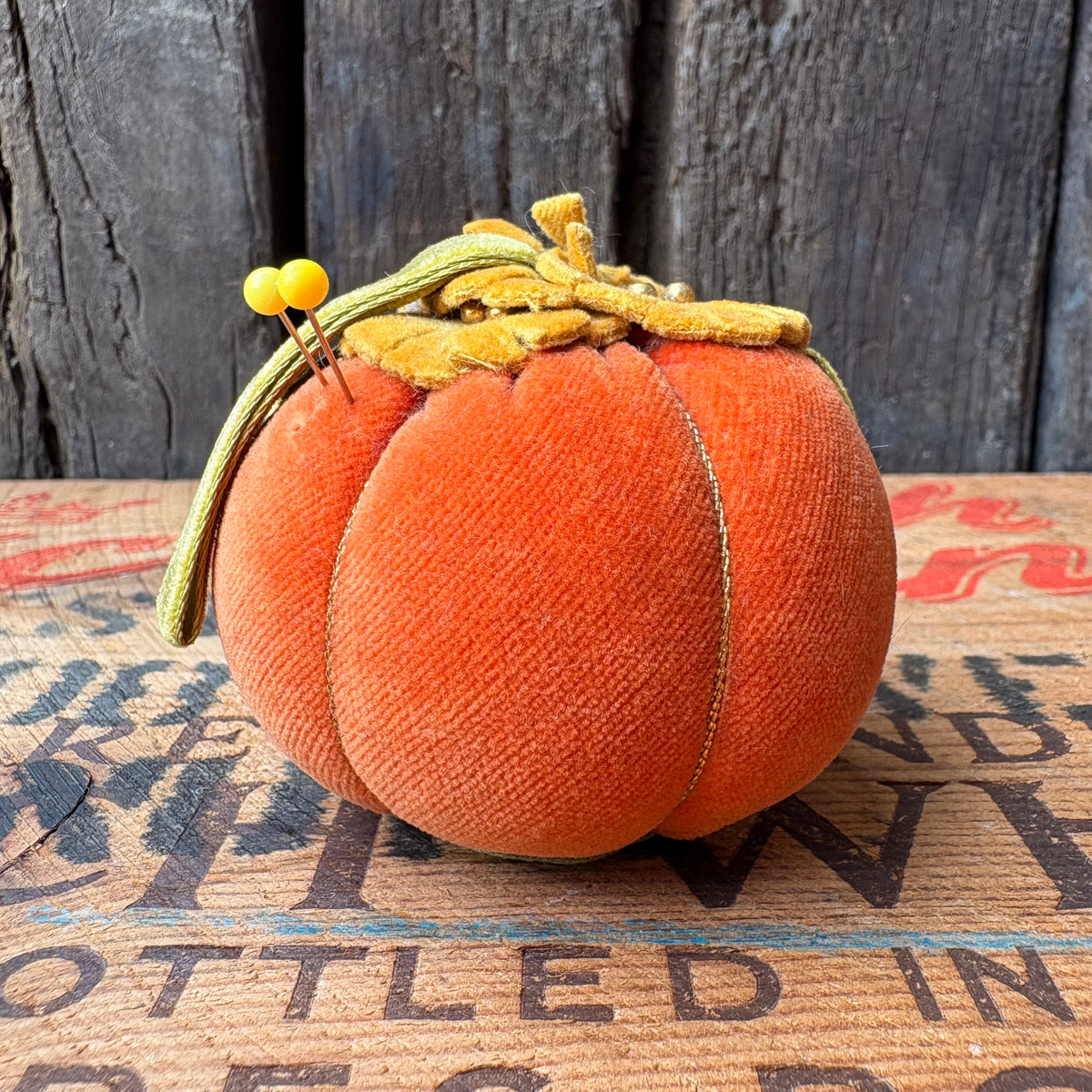 【1970s USA vintage】Velvet Pumpkin Pin Cushion