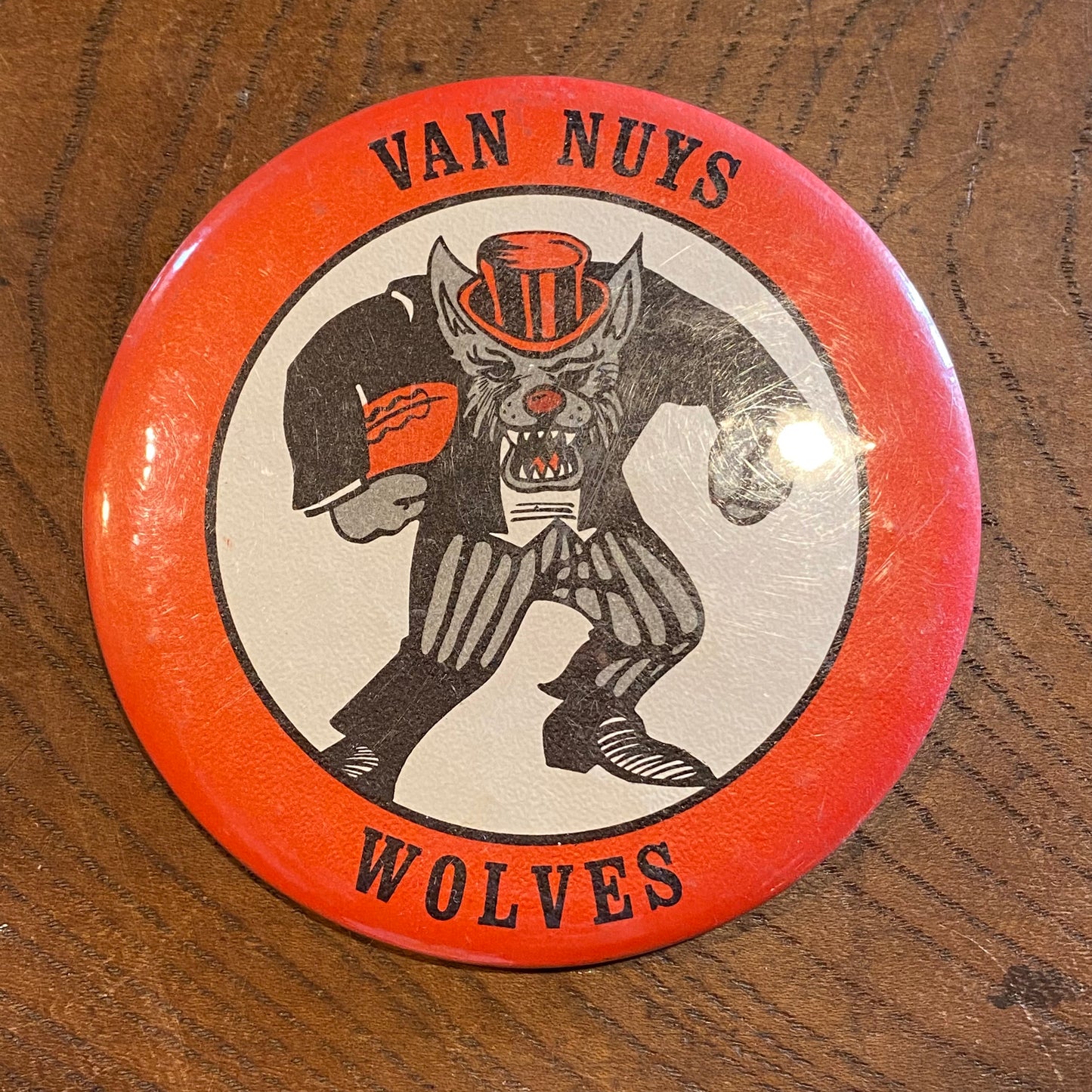 【USA vintage】缶バッジ VAN NUYS WOLVES