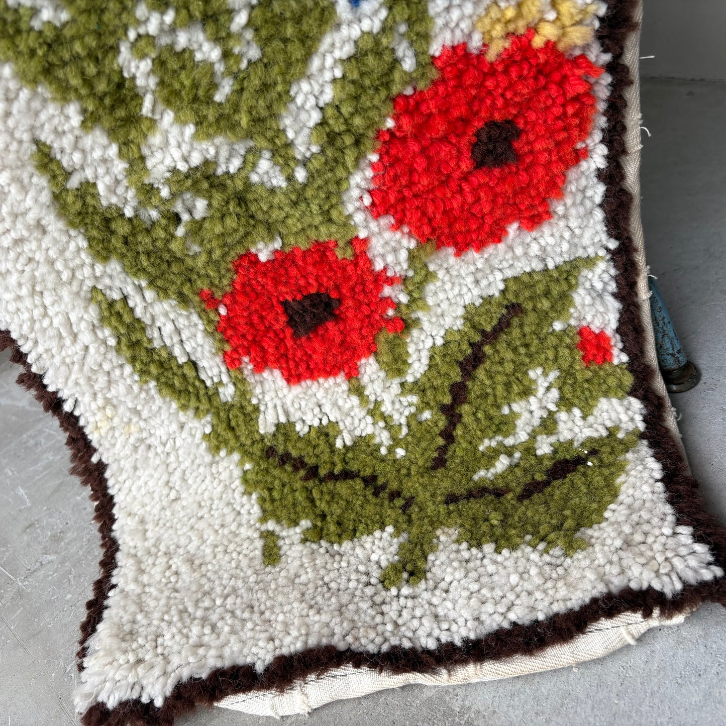 【1970s USA vintage】Floral Latch Hook Rug tapestry