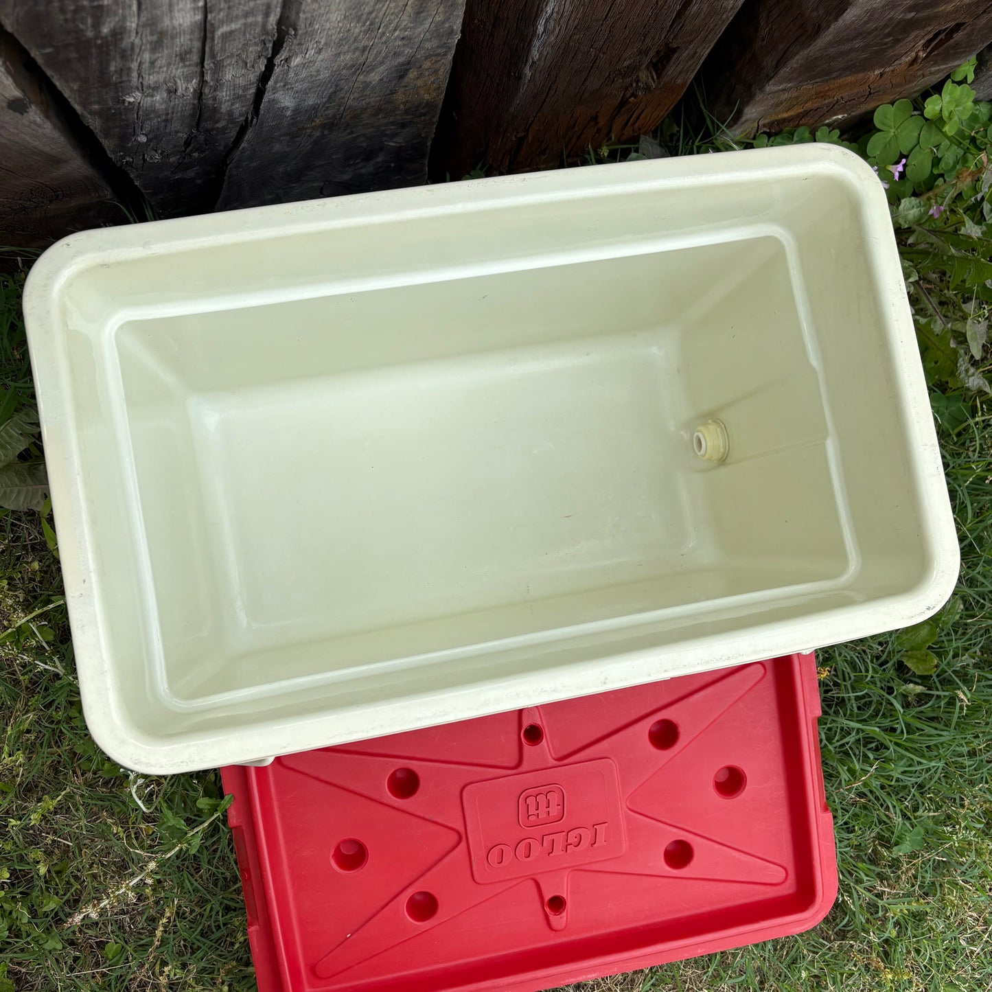 【1970s-1980s USA vintage】 IGLOO 30 Quart COOLERS & ICE CHESTS