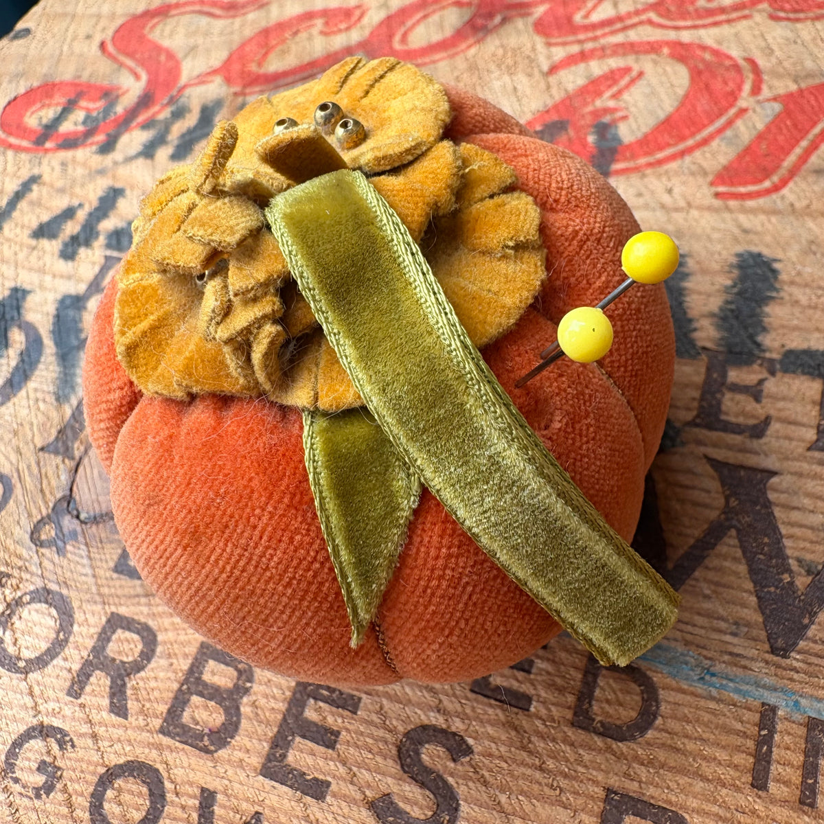 【1970s USA vintage】Velvet Pumpkin Pin Cushion