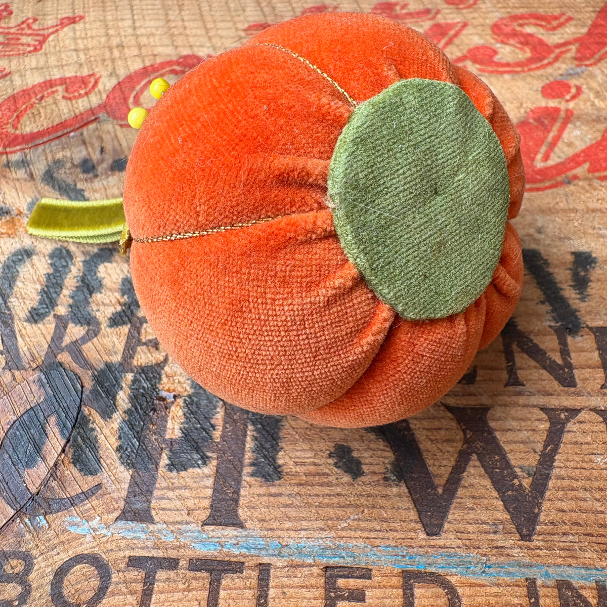 【1970s USA vintage】Velvet Pumpkin Pin Cushion