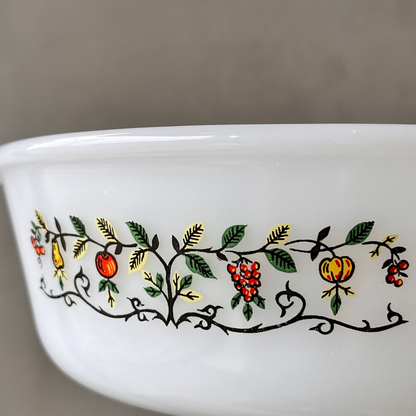 【USA vintage】FIRE KING Fruit Tree ＃447  Casserole