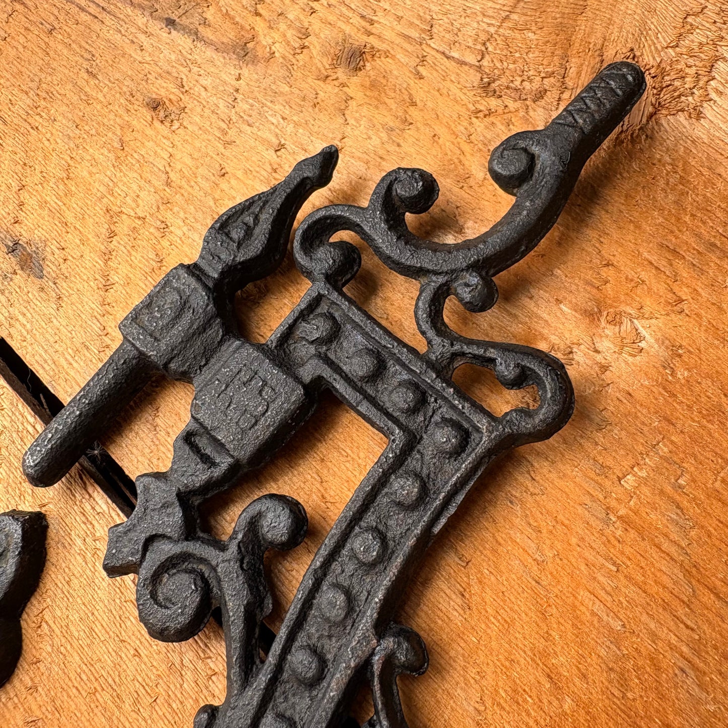 【 vintage】Victorian Style Cast Iron Wall Mount Oil Lamp Bracket