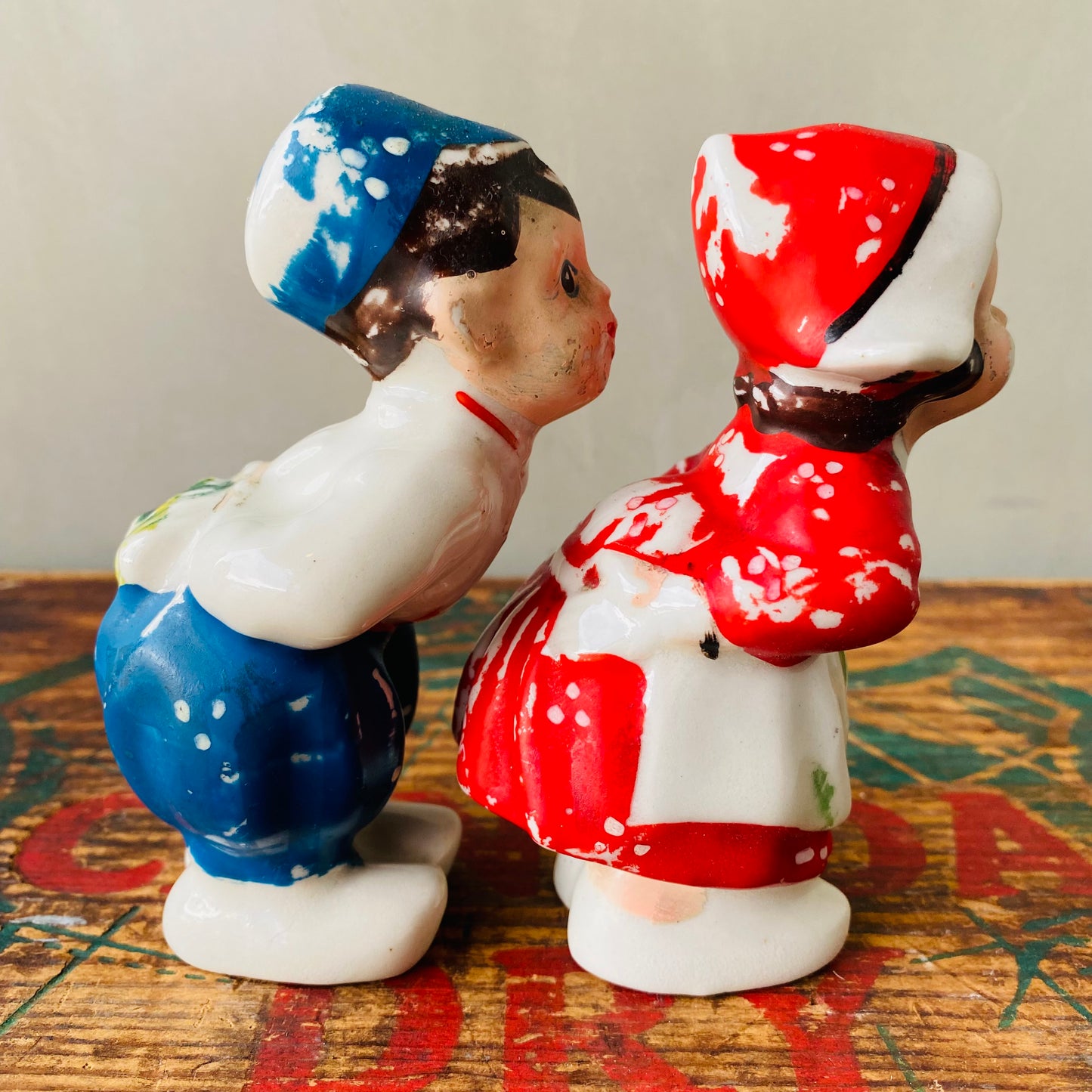 【1960s vintage】Enesao kissing Dutch Boy & Girl salt & pepper