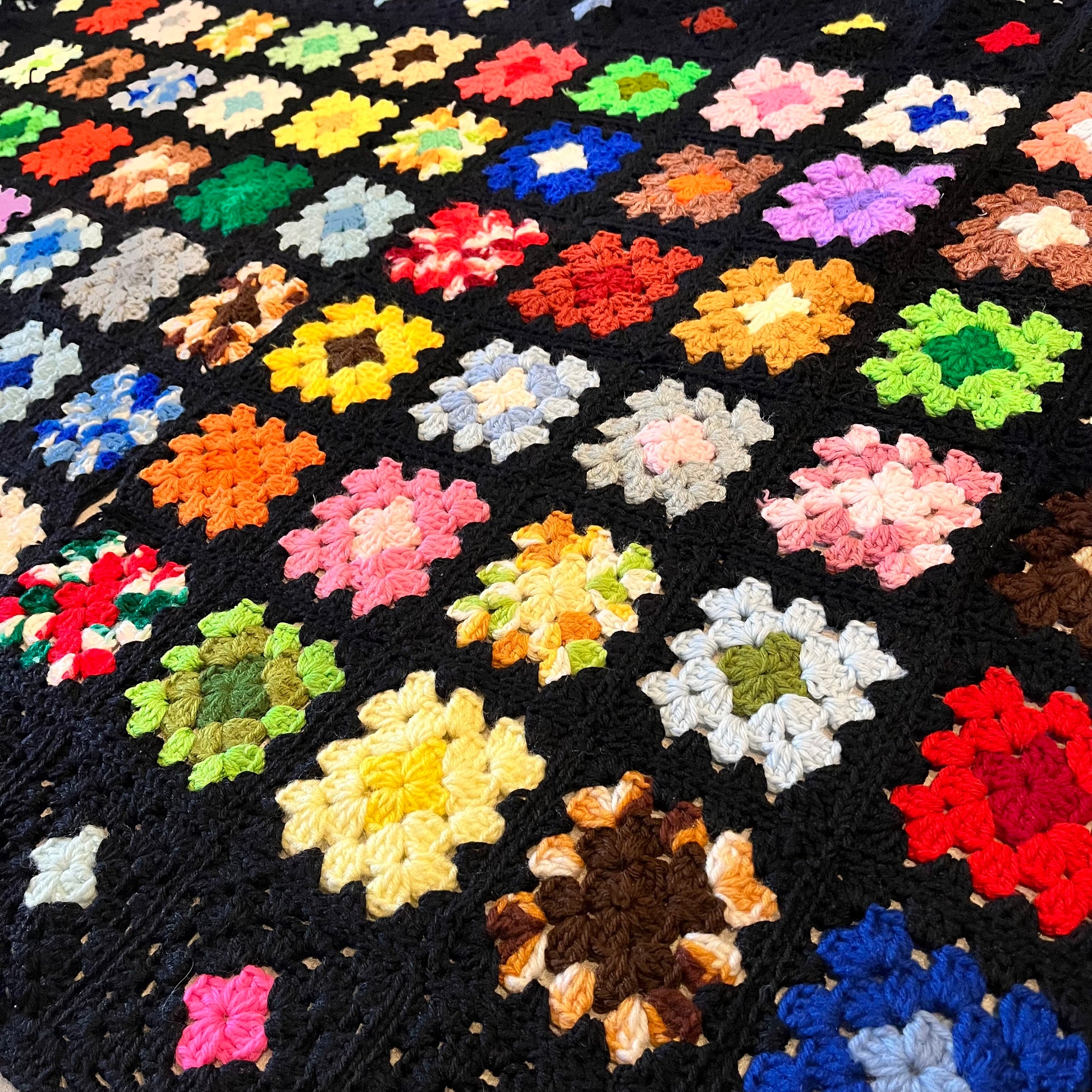 USA vintage】グラニーブランケット 黒×スクエアモチーフ – 雑貨屋ポッポ USA vintage】グラニーブランケット 黒×スクエアモチーフ – 雑貨屋ポッポ