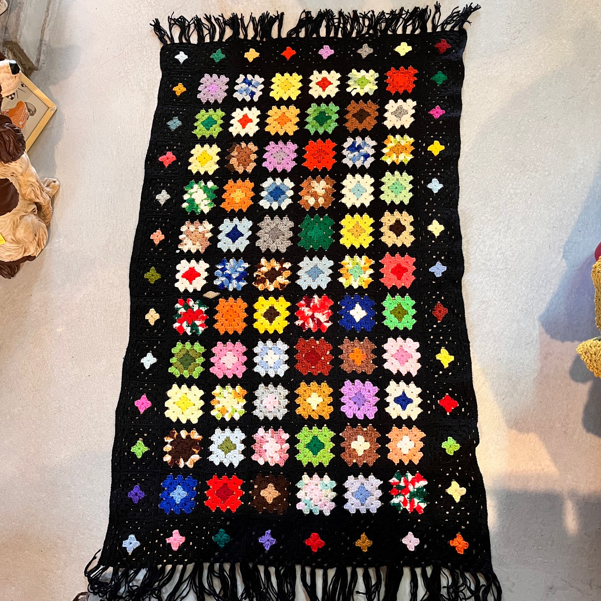 USA vintage】グラニーブランケット 黒×スクエアモチーフ – 雑貨屋ポッポ USA vintage】グラニーブランケット 黒×スクエアモチーフ – 雑貨屋ポッポ