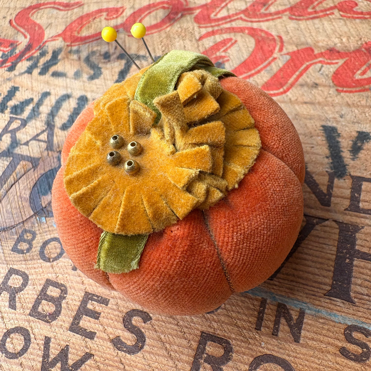 【1970s USA vintage】Velvet Pumpkin Pin Cushion