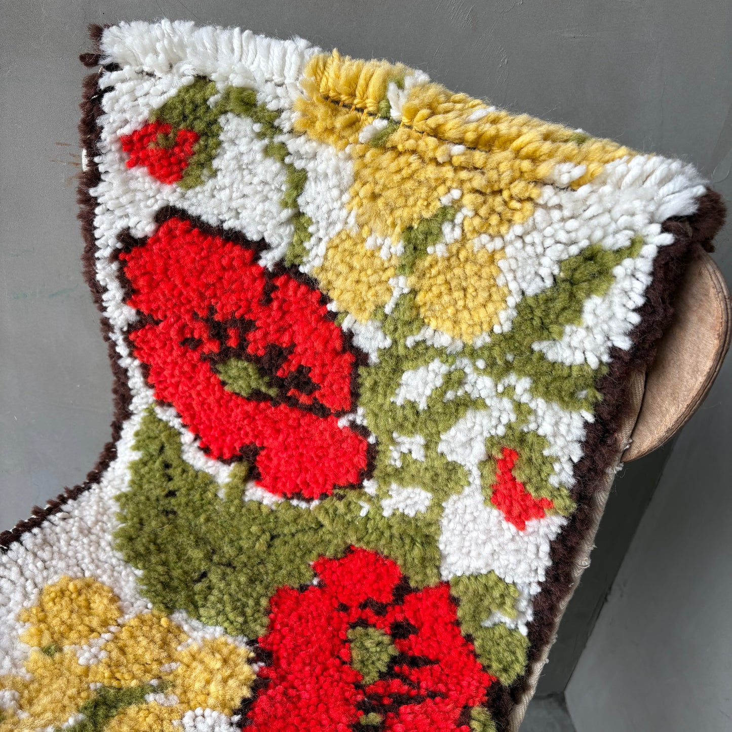 【1970s USA vintage】Floral Latch Hook Rug tapestry