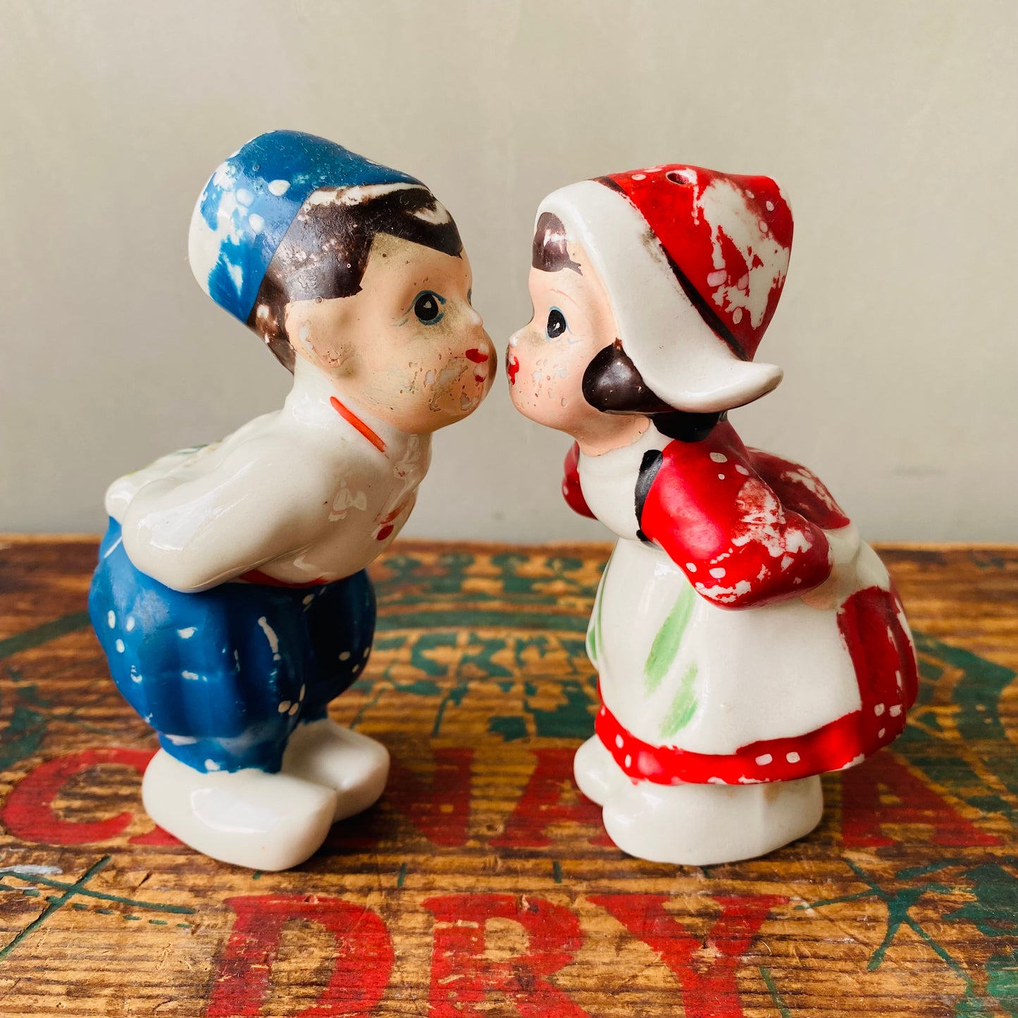 【1960s vintage】Enesao kissing Dutch Boy & Girl salt & pepper