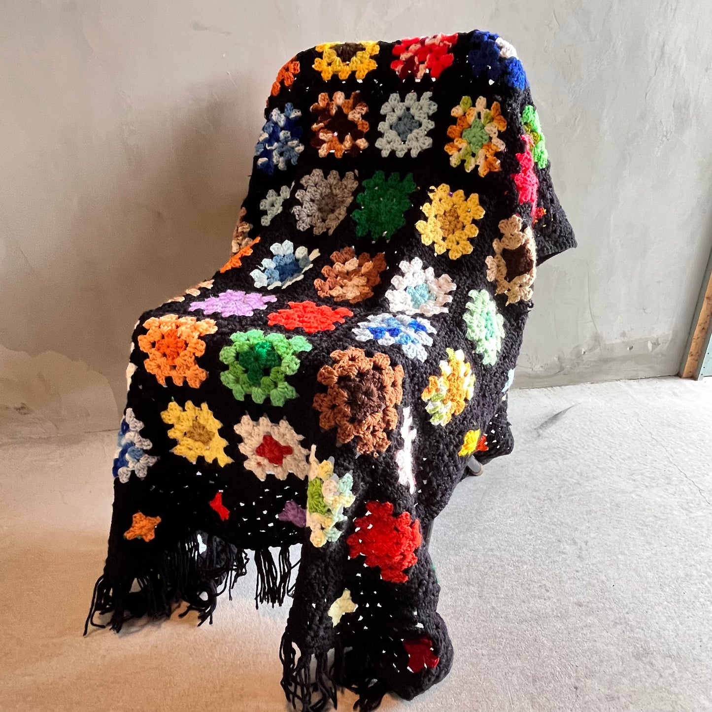 USA vintage】グラニーブランケット 黒×スクエアモチーフ – 雑貨屋ポッポ USA vintage】グラニーブランケット 黒×スクエアモチーフ – 雑貨屋ポッポ