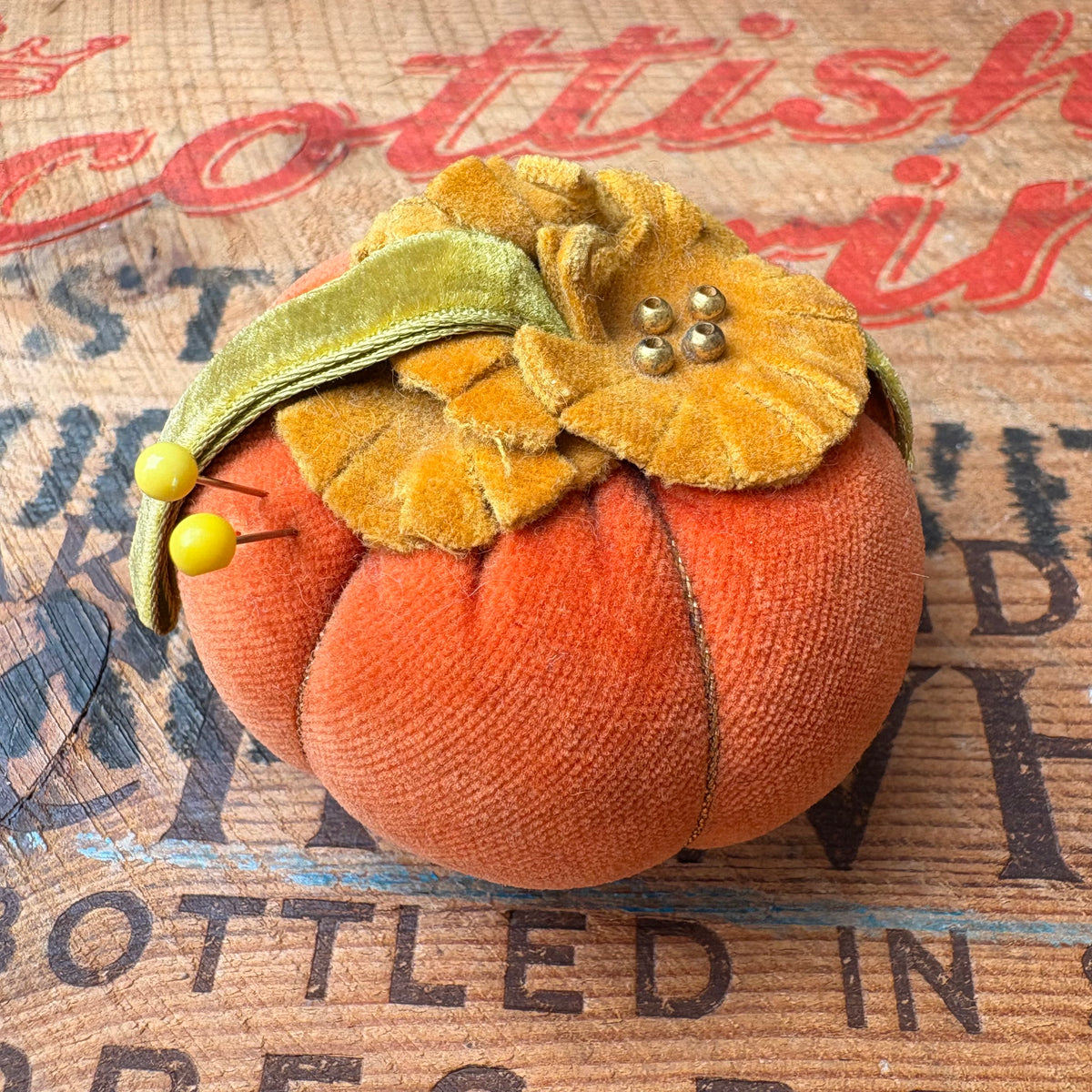 【1970s USA vintage】Velvet Pumpkin Pin Cushion