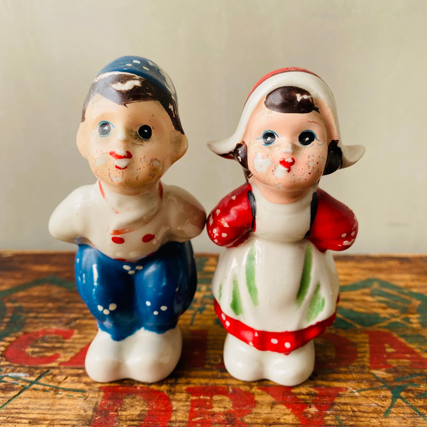 【1960s vintage】Enesao kissing Dutch Boy & Girl salt & pepper