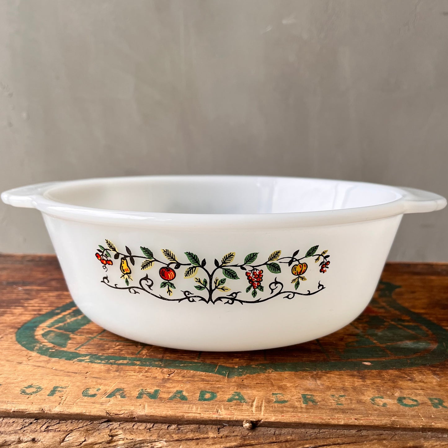 【USA vintage】FIRE KING Fruit Tree ＃447  Casserole