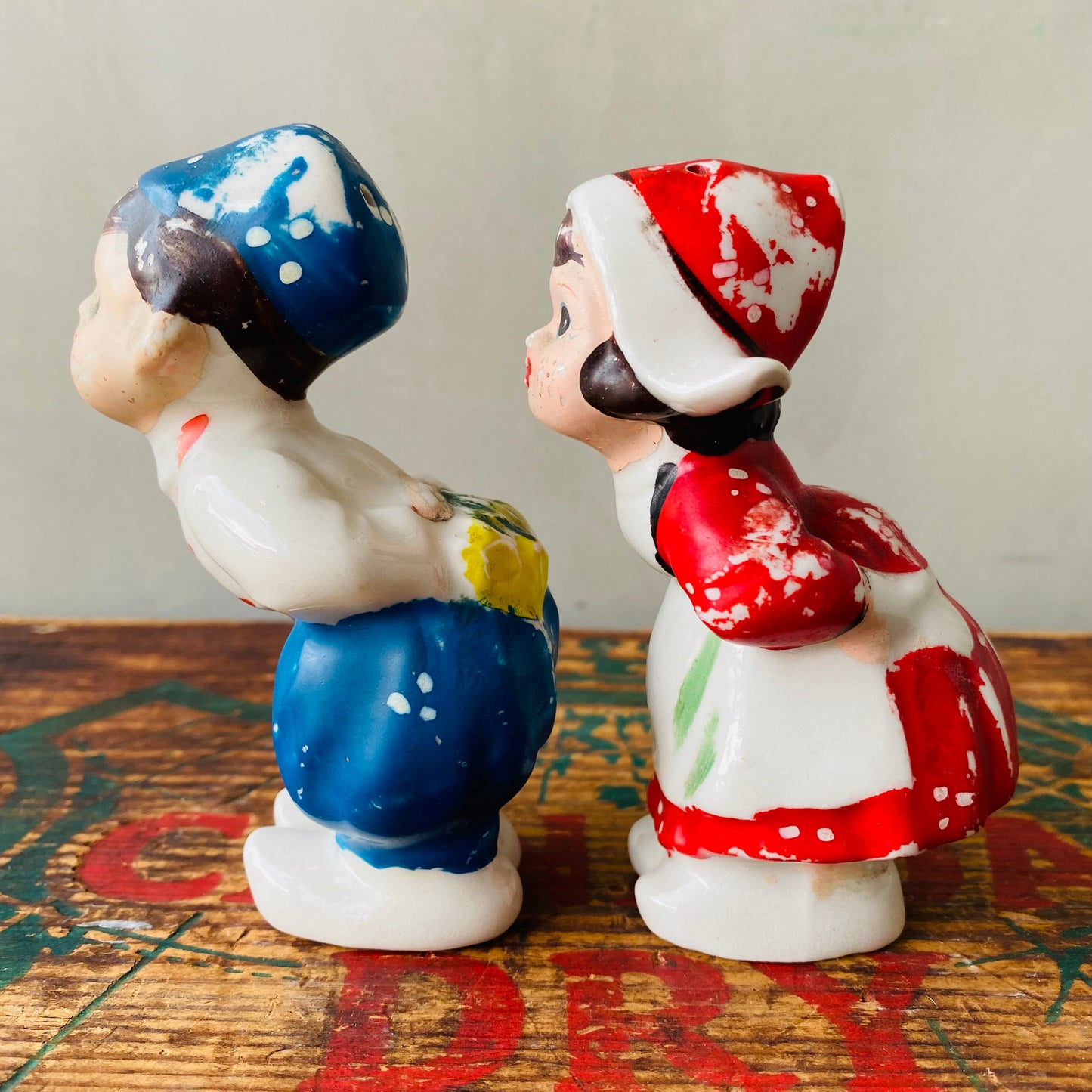 【1960s vintage】Enesao kissing Dutch Boy & Girl salt & pepper