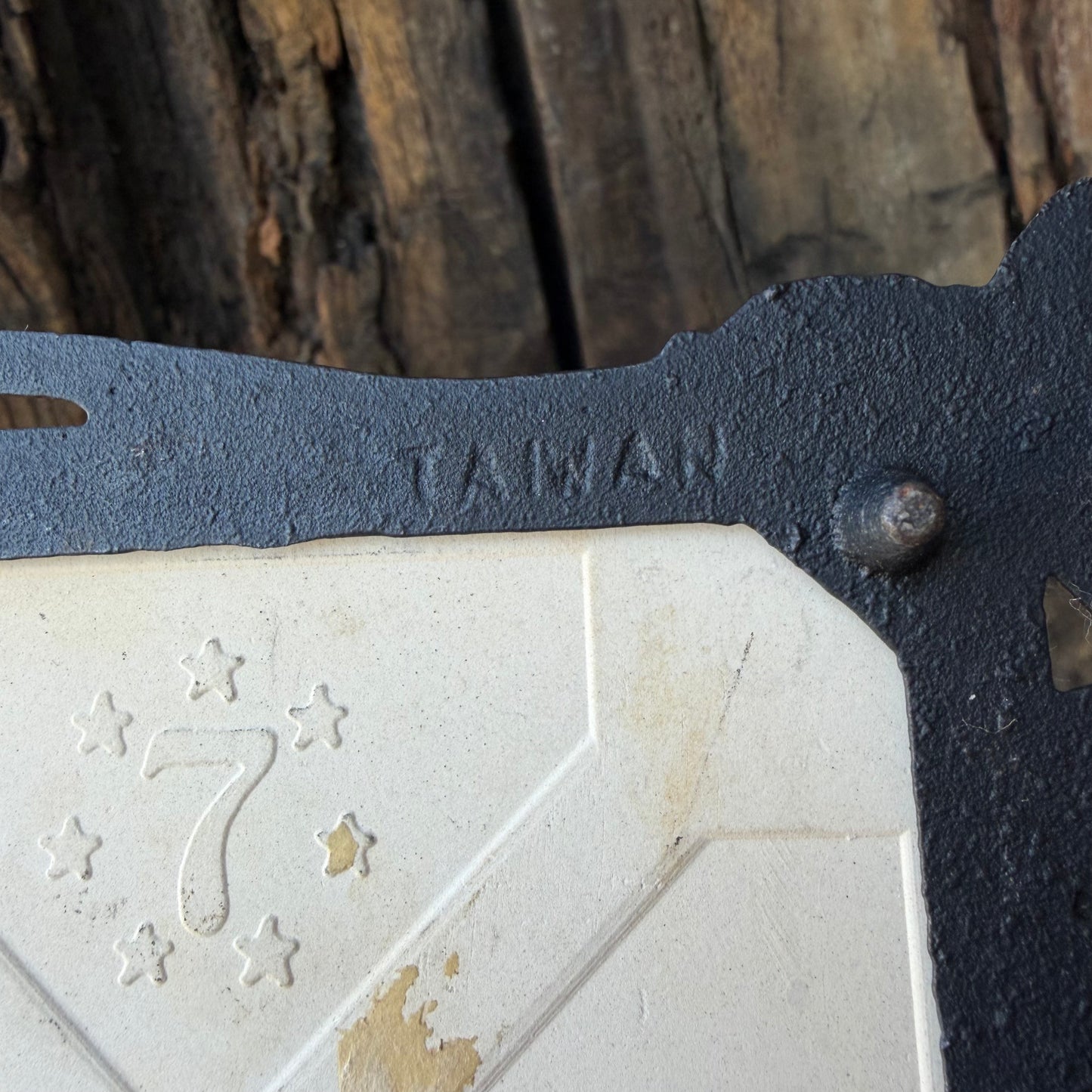 【USA vintage】SEVEN STAR
Footed Cast Iron Tile