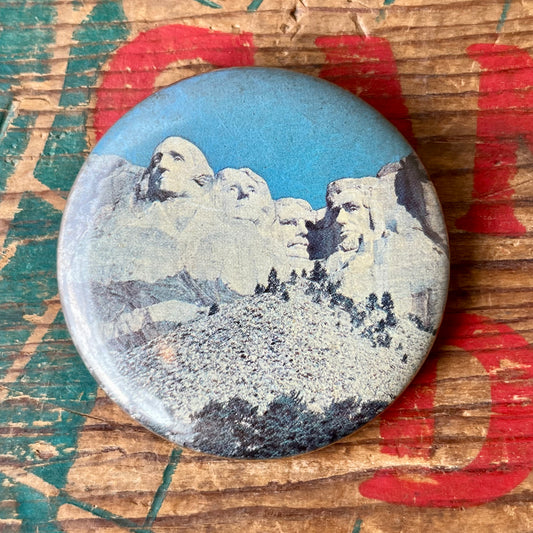 【USA vintage】缶バッジ　Mount Rushmore National Memorial