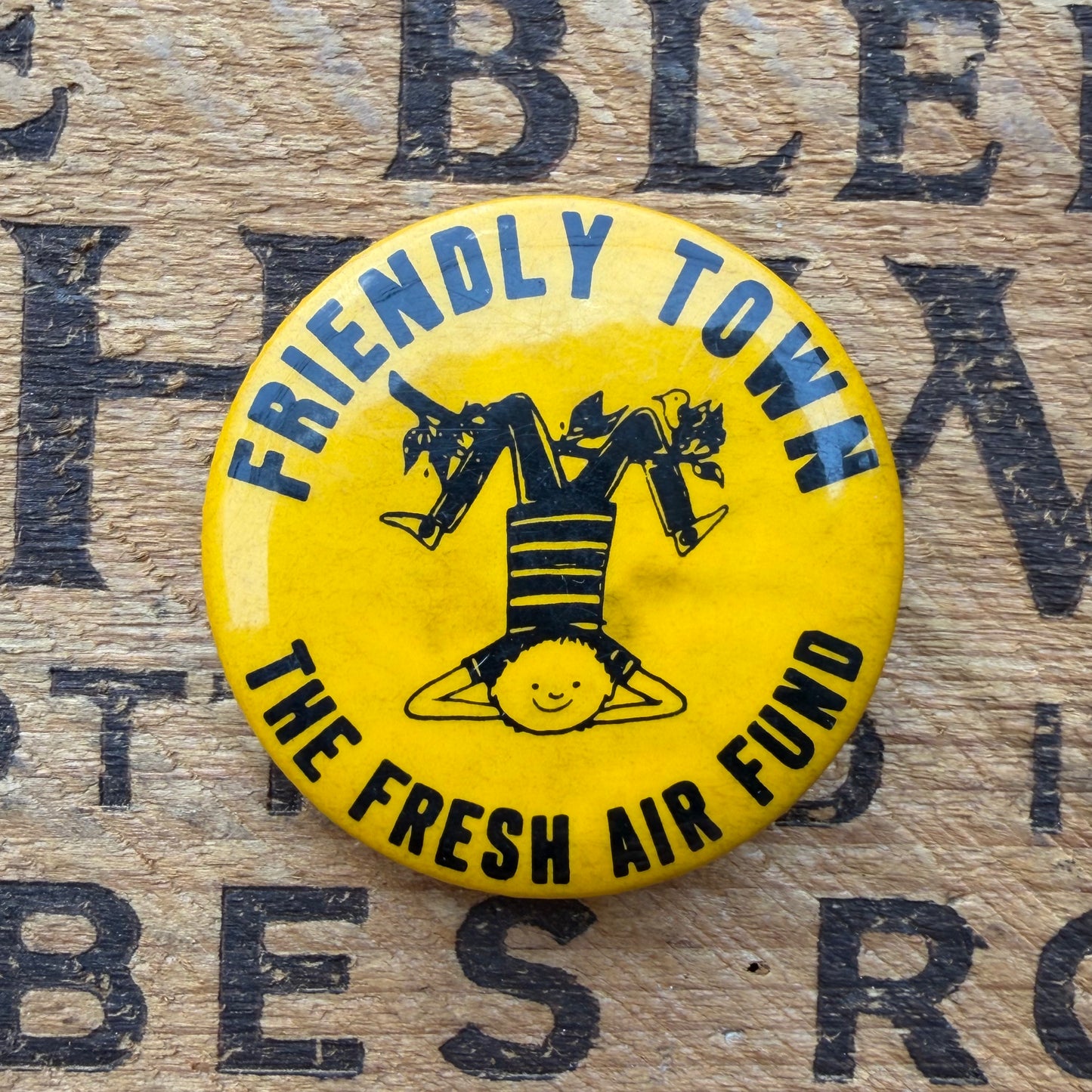【USA vintage】FRIENDLY TOWN 缶バッジ