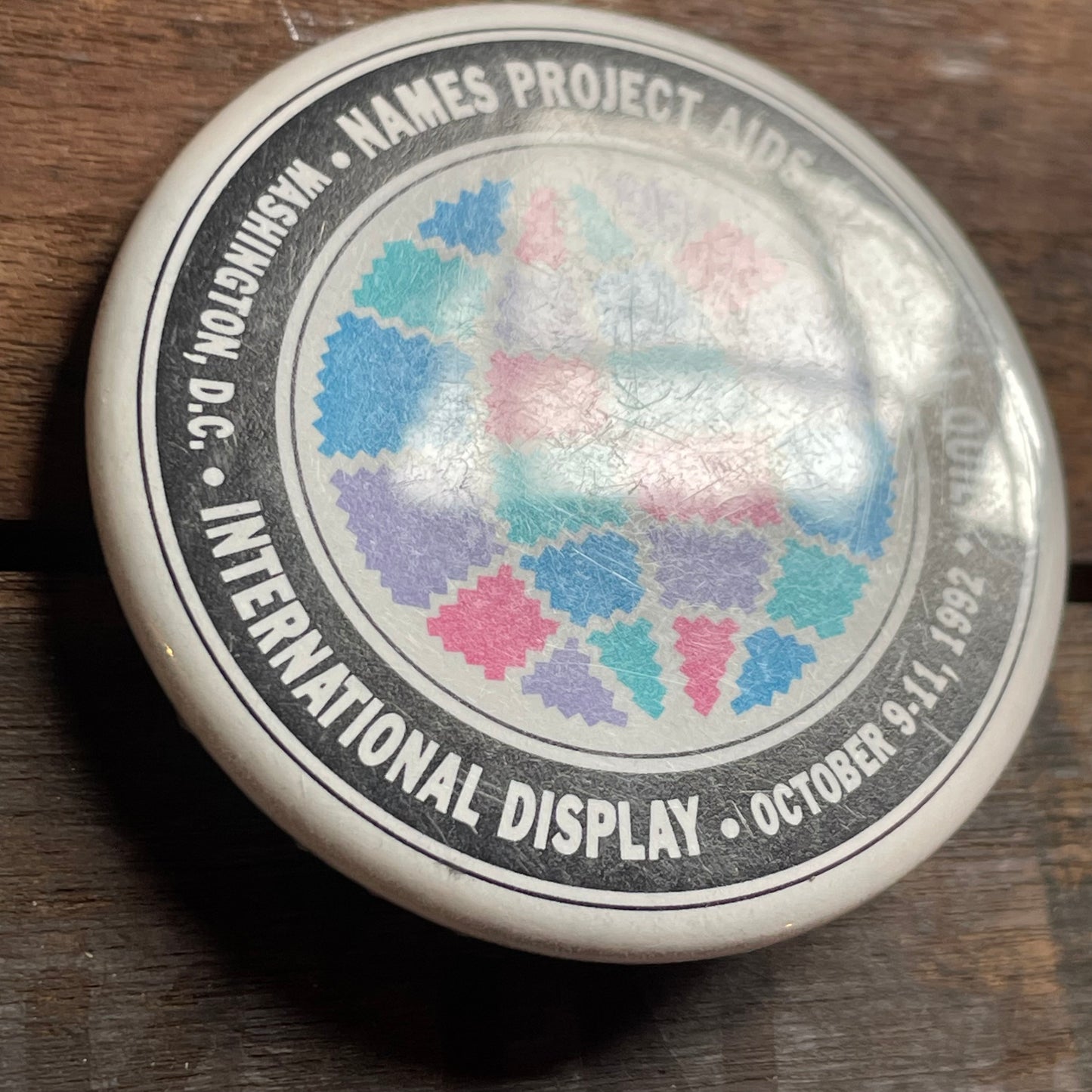 【USA vintage】缶バッジ　NAMES PROJECT AIDS MEMORIAL QUILT