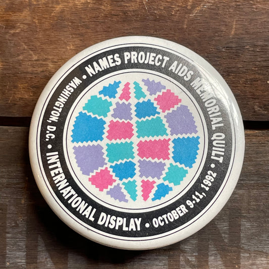 【USA vintage】缶バッジ　NAMES PROJECT AIDS MEMORIAL QUILT