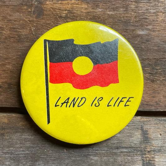 【USA vintage】缶バッジ　LAND IS LIFE