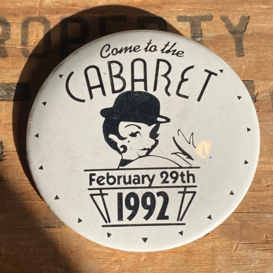 【1992】缶バッジ  キャバレー　CABARET  1992年
