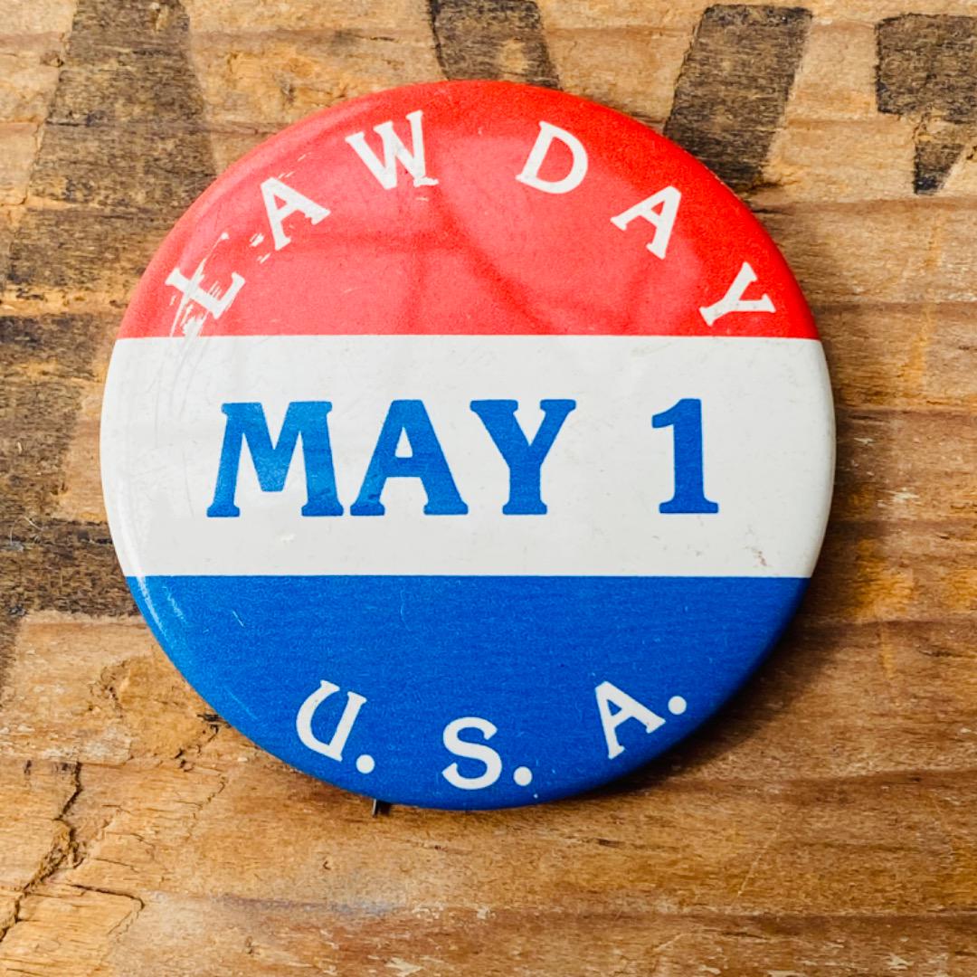 【USA vintage】缶バッジ LAW DAY MAY1 USA