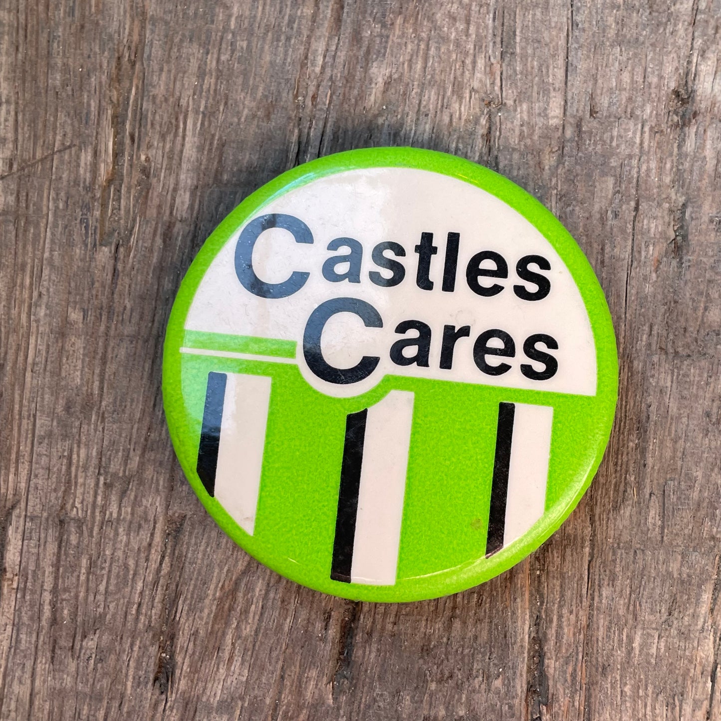 【USA vintage】缶バッジ　Castle Cares