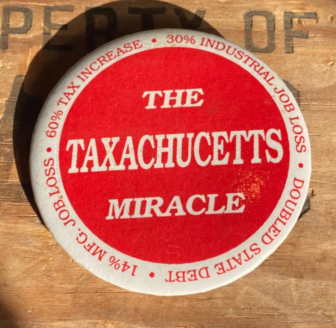【USA vintage】缶バッジ　The Taxachucetts Miracle